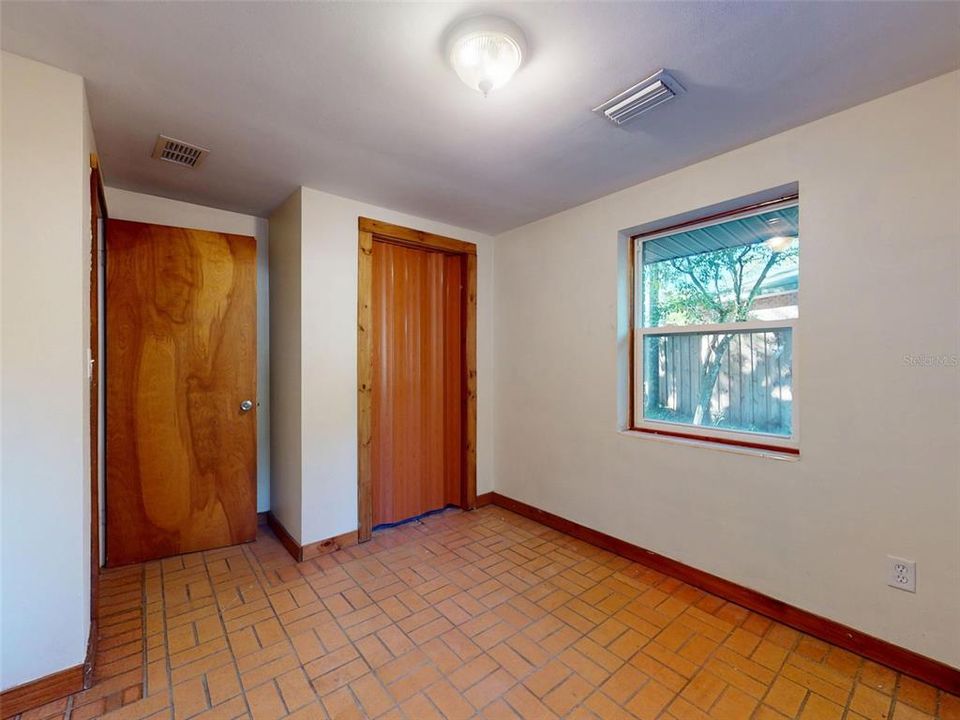 For Sale: $275,000 (2 beds, 1 baths, 1732 Square Feet)