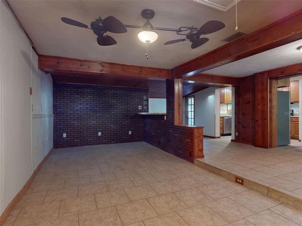 For Sale: $275,000 (2 beds, 1 baths, 1732 Square Feet)