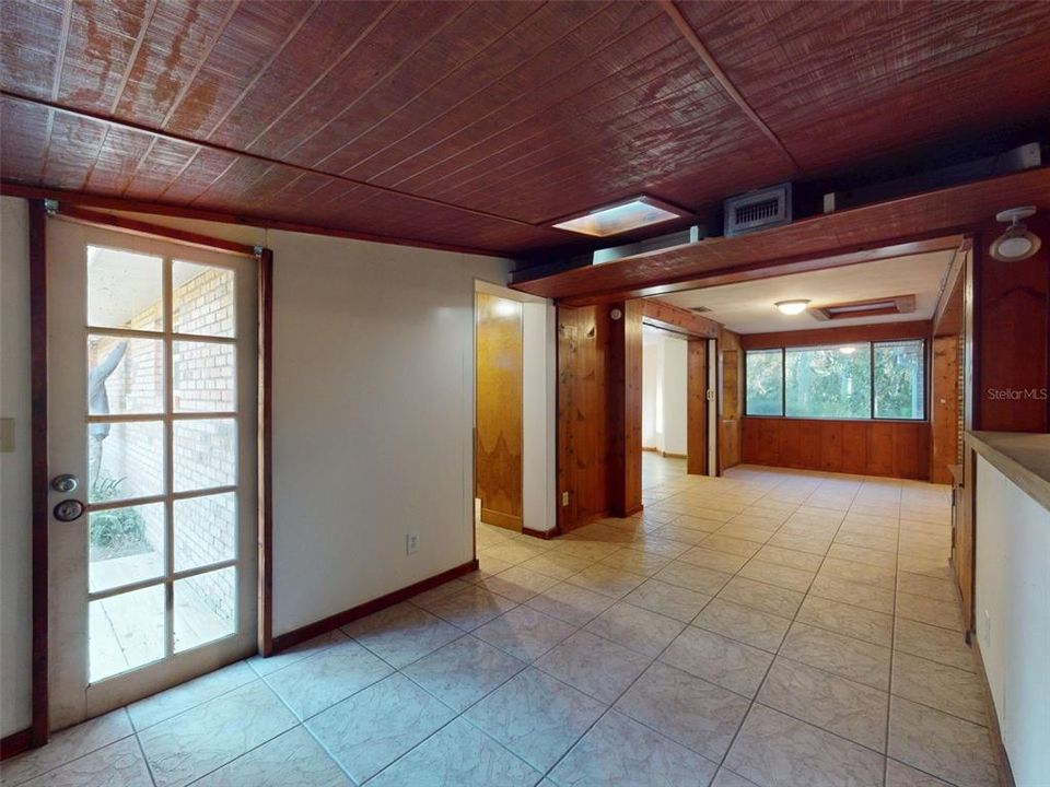 For Sale: $275,000 (2 beds, 1 baths, 1732 Square Feet)