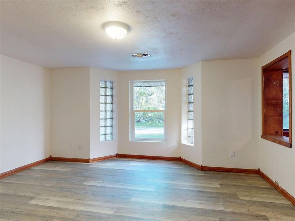 For Sale: $275,000 (2 beds, 1 baths, 1732 Square Feet)