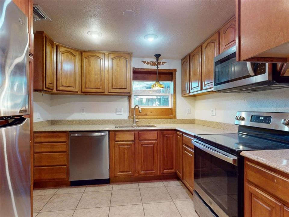 For Sale: $275,000 (2 beds, 1 baths, 1732 Square Feet)