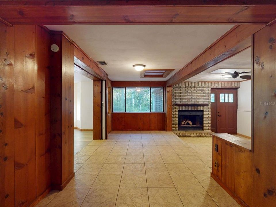 For Sale: $275,000 (2 beds, 1 baths, 1732 Square Feet)