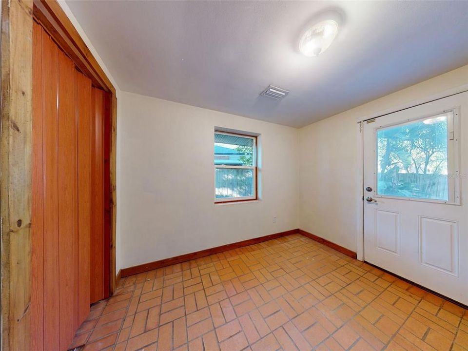 For Sale: $275,000 (2 beds, 1 baths, 1732 Square Feet)