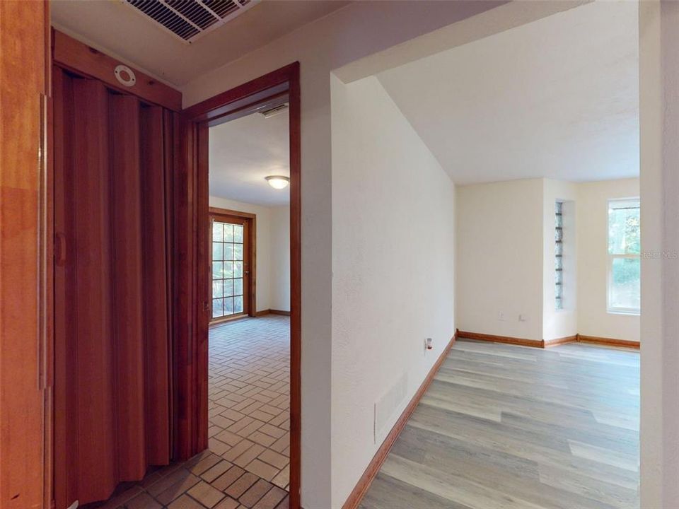 For Sale: $275,000 (2 beds, 1 baths, 1732 Square Feet)