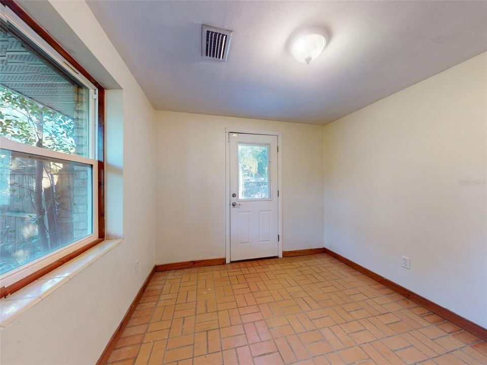 For Sale: $275,000 (2 beds, 1 baths, 1732 Square Feet)