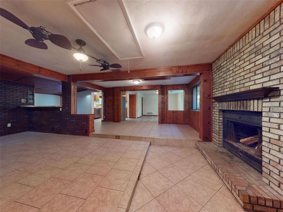 For Sale: $275,000 (2 beds, 1 baths, 1732 Square Feet)