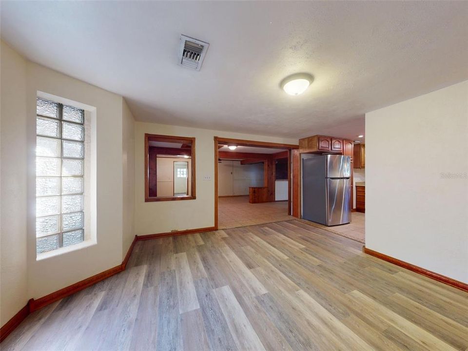 For Sale: $275,000 (2 beds, 1 baths, 1732 Square Feet)