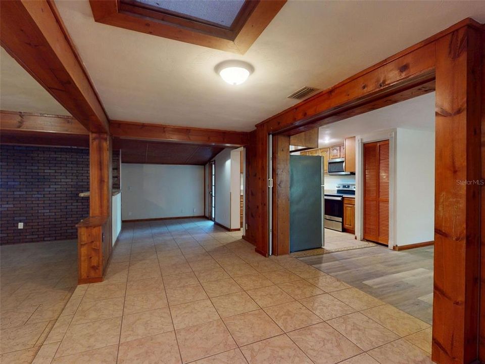 For Sale: $275,000 (2 beds, 1 baths, 1732 Square Feet)