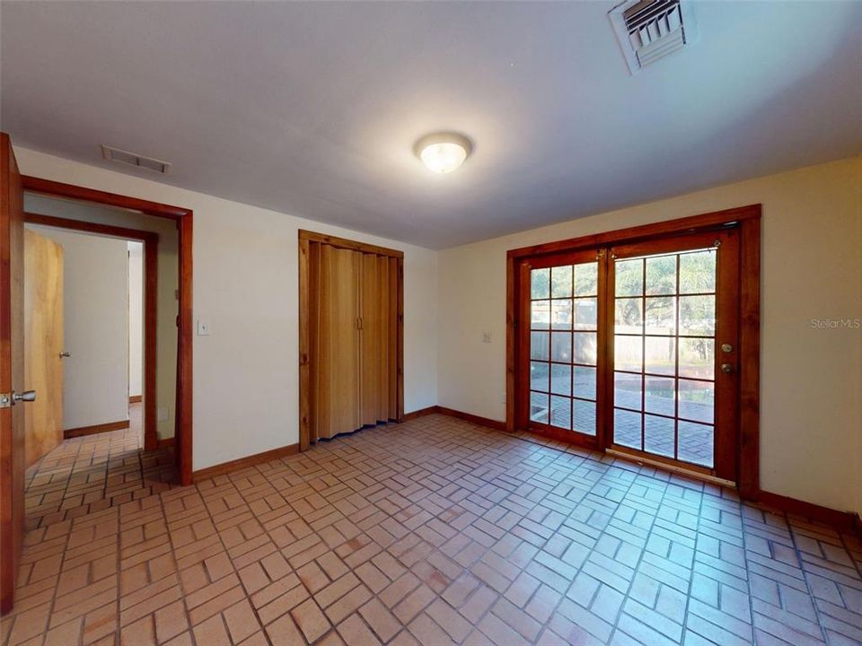 For Sale: $275,000 (2 beds, 1 baths, 1732 Square Feet)