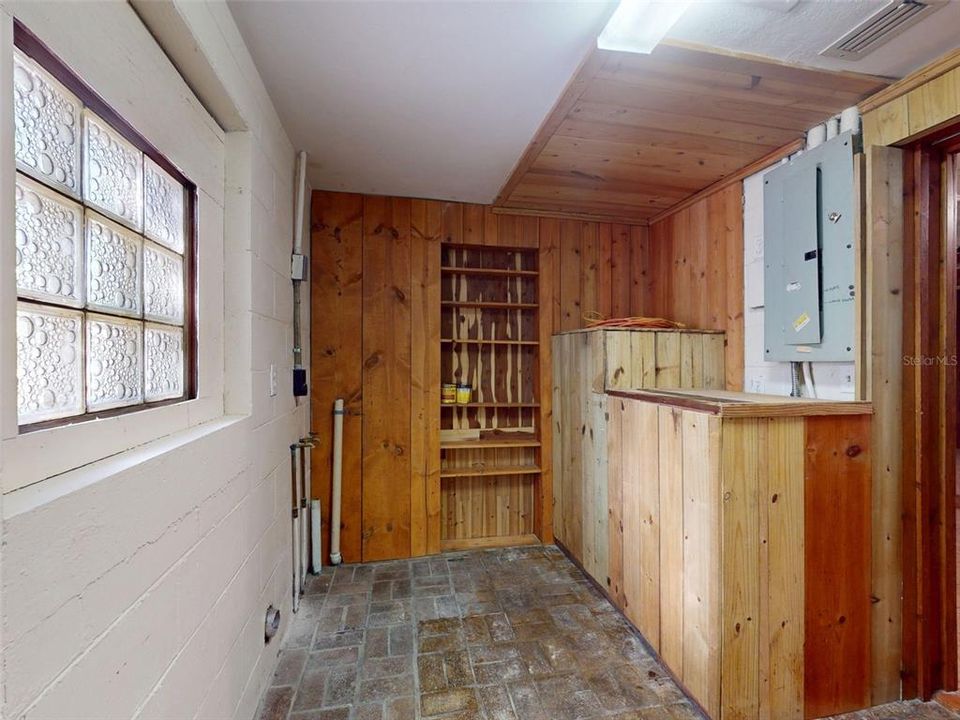 For Sale: $275,000 (2 beds, 1 baths, 1732 Square Feet)