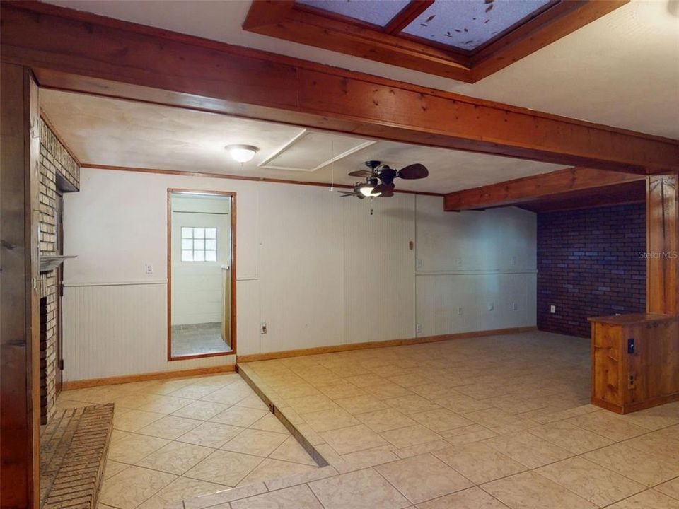 For Sale: $275,000 (2 beds, 1 baths, 1732 Square Feet)