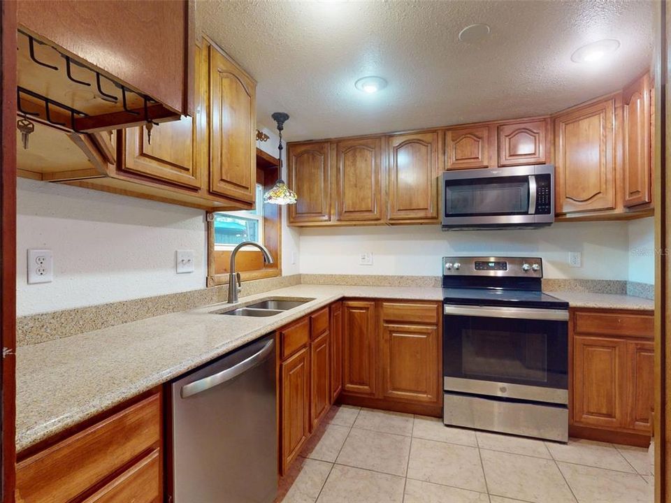 For Sale: $275,000 (2 beds, 1 baths, 1732 Square Feet)