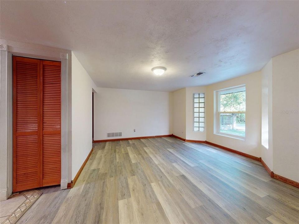 For Sale: $275,000 (2 beds, 1 baths, 1732 Square Feet)