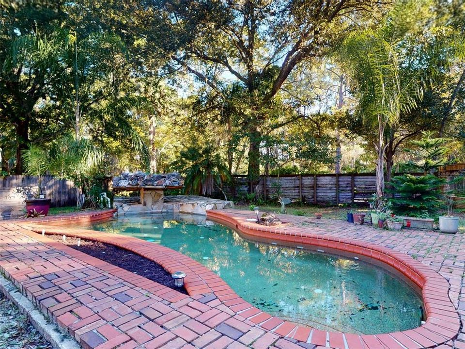 For Sale: $275,000 (2 beds, 1 baths, 1732 Square Feet)