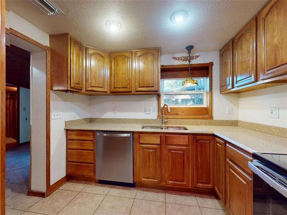 For Sale: $275,000 (2 beds, 1 baths, 1732 Square Feet)