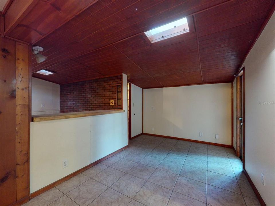 For Sale: $275,000 (2 beds, 1 baths, 1732 Square Feet)
