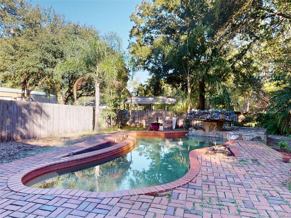 For Sale: $275,000 (2 beds, 1 baths, 1732 Square Feet)