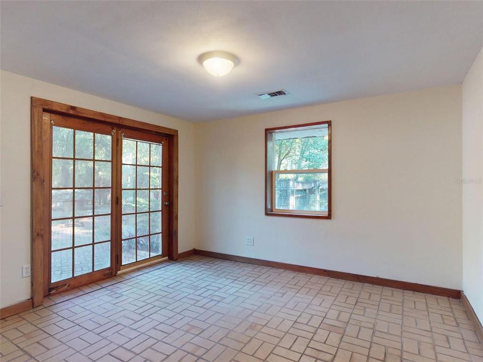 For Sale: $275,000 (2 beds, 1 baths, 1732 Square Feet)