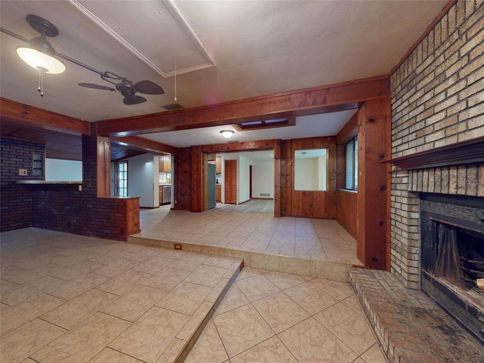 For Sale: $275,000 (2 beds, 1 baths, 1732 Square Feet)