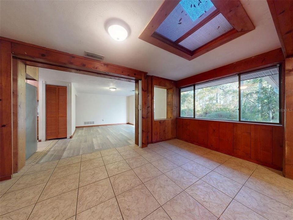 For Sale: $275,000 (2 beds, 1 baths, 1732 Square Feet)