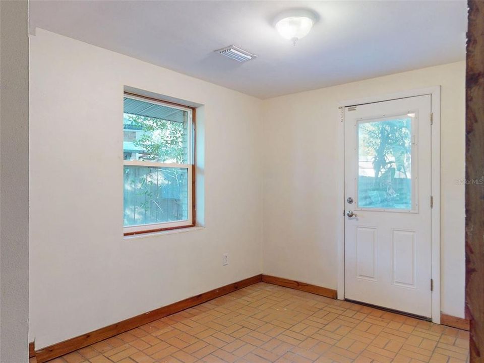 For Sale: $275,000 (2 beds, 1 baths, 1732 Square Feet)
