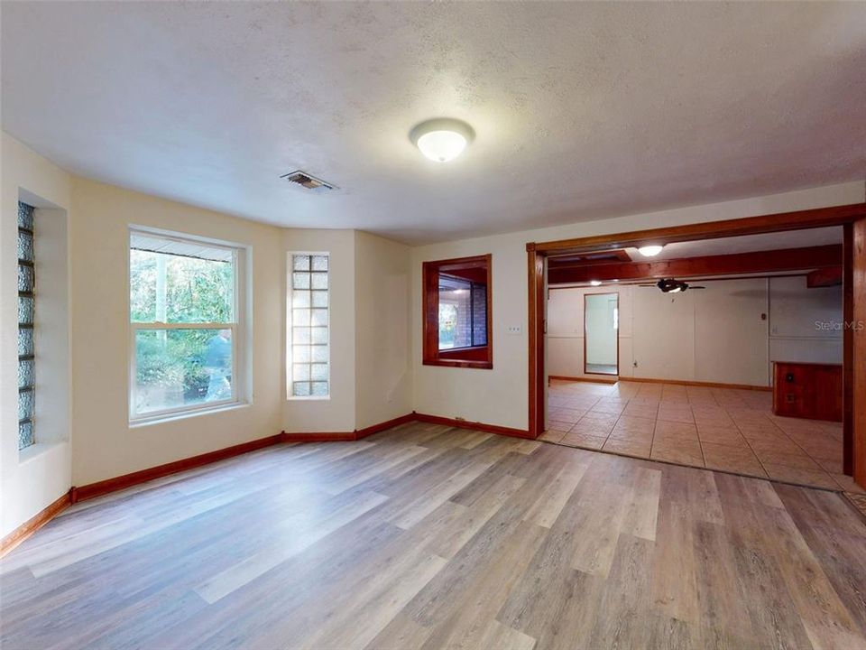 For Sale: $275,000 (2 beds, 1 baths, 1732 Square Feet)