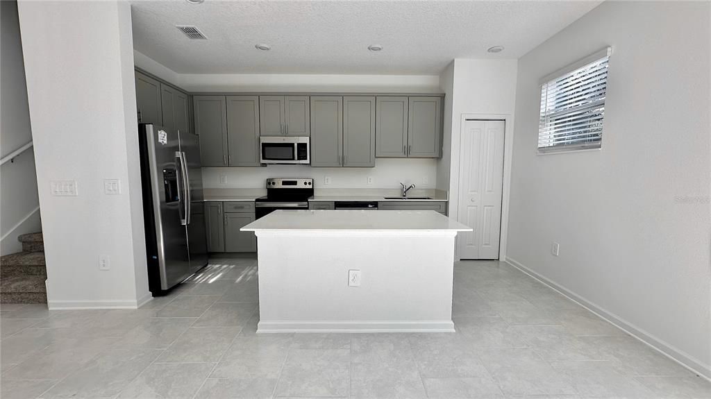 В аренду: $2,350 (3 спален, 2 ванн, 1674 Квадратных фут)