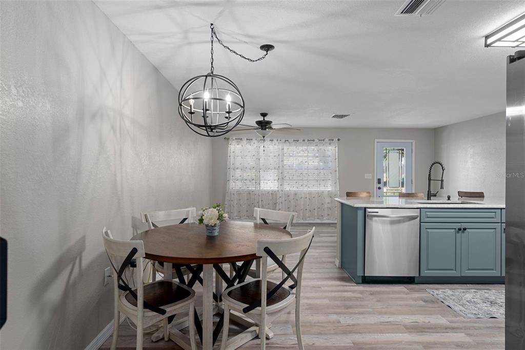 Active With Contract: $309,900 (2 beds, 2 baths, 1148 Square Feet)