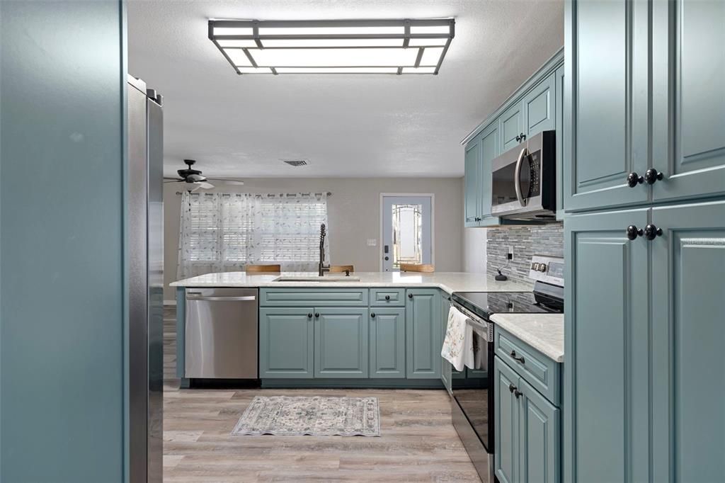 Active With Contract: $309,900 (2 beds, 2 baths, 1148 Square Feet)