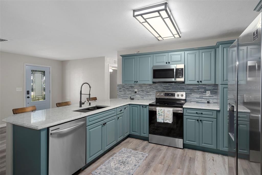 Active With Contract: $309,900 (2 beds, 2 baths, 1148 Square Feet)