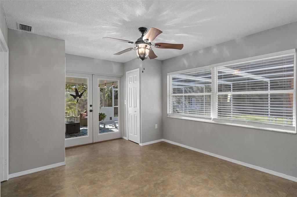 Active With Contract: $309,900 (2 beds, 2 baths, 1148 Square Feet)