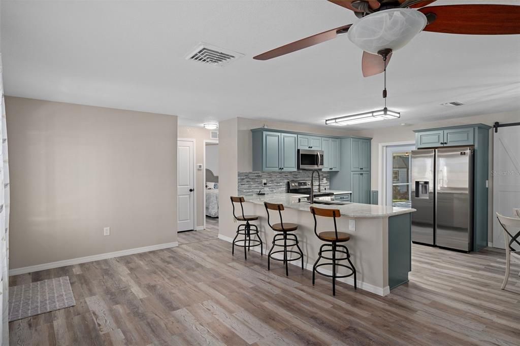 Active With Contract: $309,900 (2 beds, 2 baths, 1148 Square Feet)