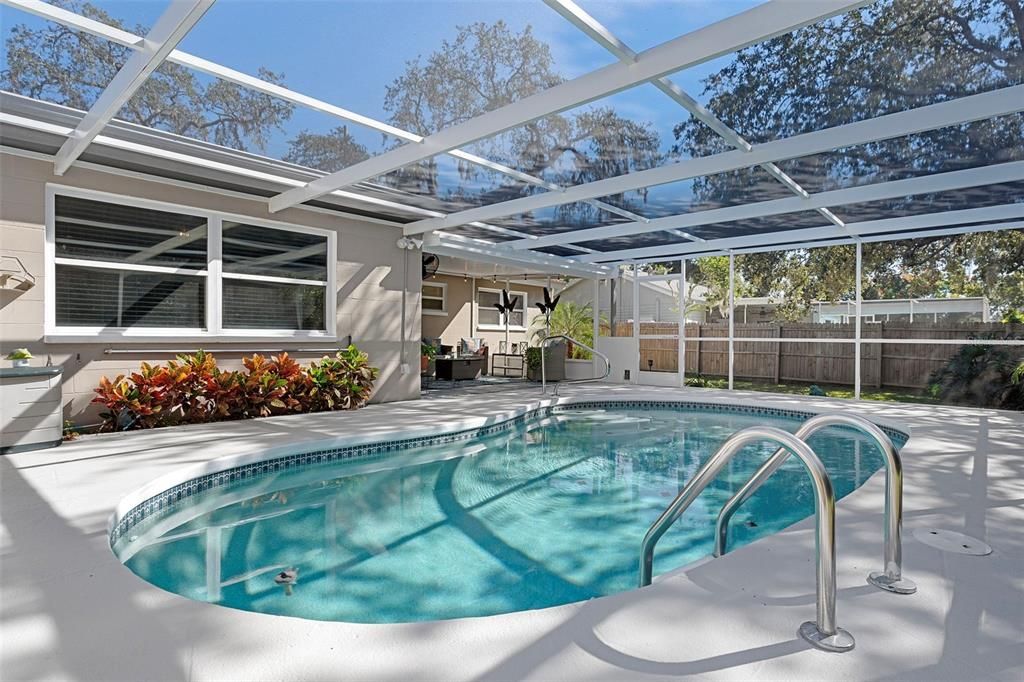 Active With Contract: $309,900 (2 beds, 2 baths, 1148 Square Feet)