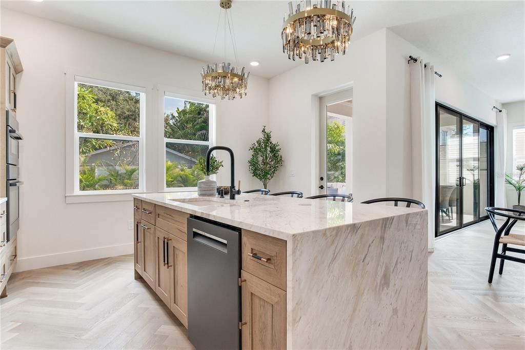 待售: $1,299,900 (4 贝兹, 2 浴室, 2432 平方英尺)