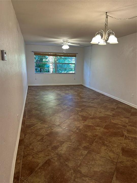 待售: $179,999 (2 贝兹, 1 浴室, 973 平方英尺)