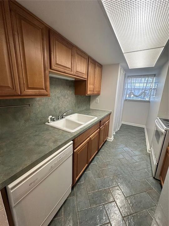 待售: $179,999 (2 贝兹, 1 浴室, 973 平方英尺)