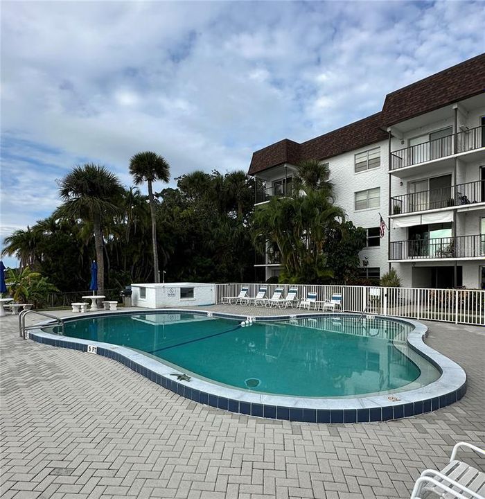 待售: $179,999 (2 贝兹, 1 浴室, 973 平方英尺)