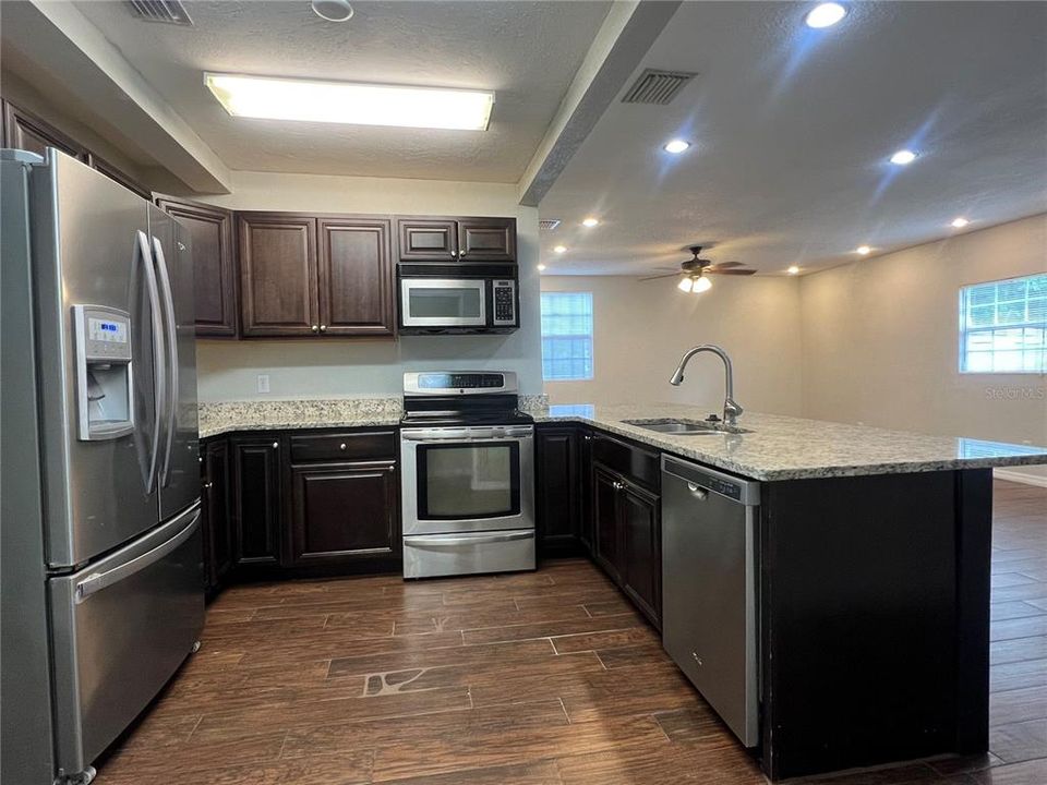 For Rent: $2,500 (3 beds, 2 baths, 1550 Square Feet)