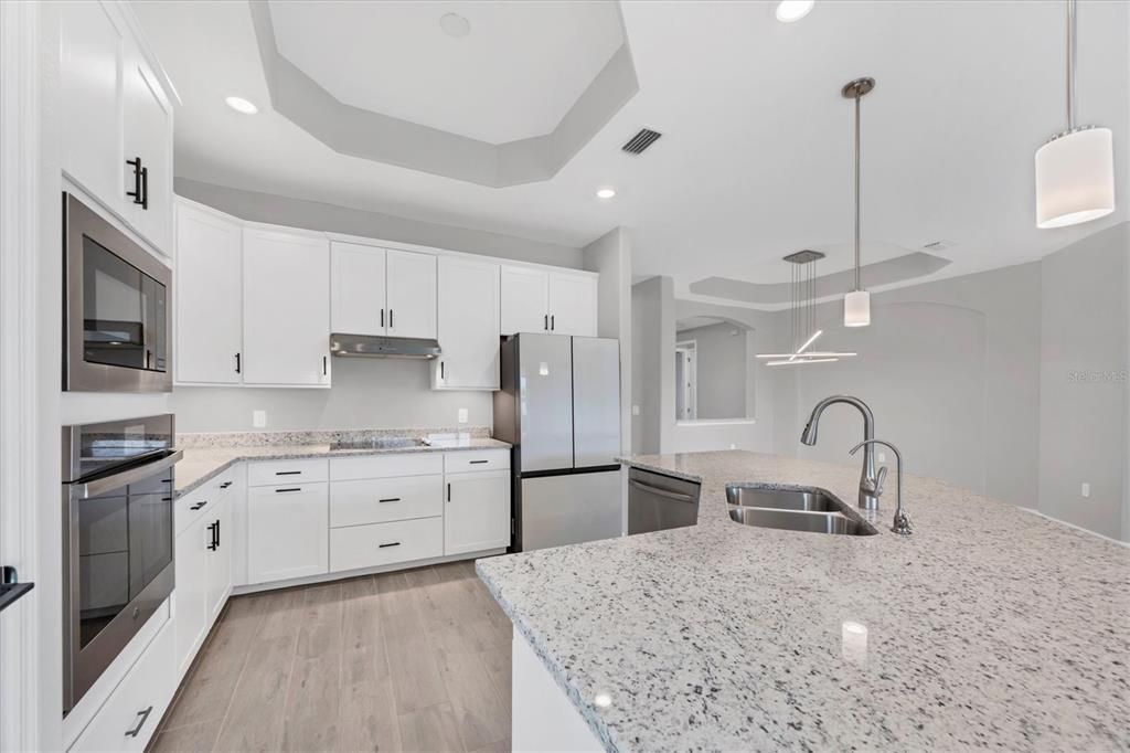 Activo con contrato: $444,000 (4 camas, 2 baños, 2246 Pies cuadrados)