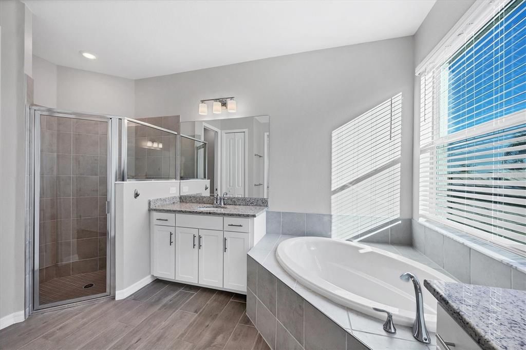 Activo con contrato: $444,000 (4 camas, 2 baños, 2246 Pies cuadrados)