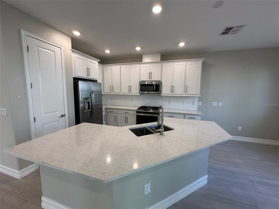 For Rent: $2,850 (3 beds, 2 baths, 2047 Square Feet)