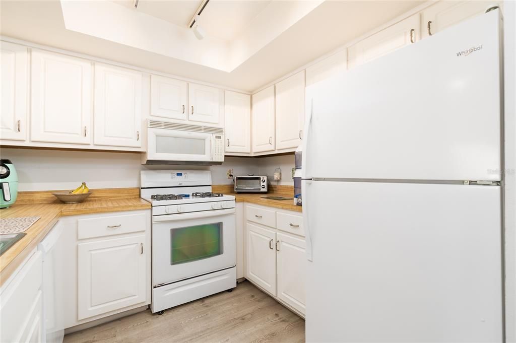 合同活跃: $189,900 (1 贝兹, 1 浴室, 1033 平方英尺)