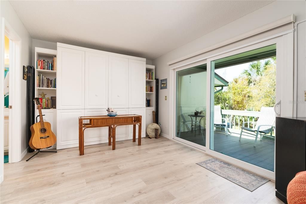 合同活跃: $189,900 (1 贝兹, 1 浴室, 1033 平方英尺)