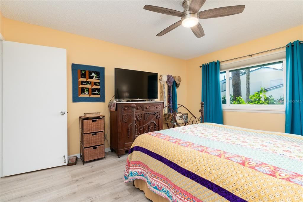 合同活跃: $189,900 (1 贝兹, 1 浴室, 1033 平方英尺)