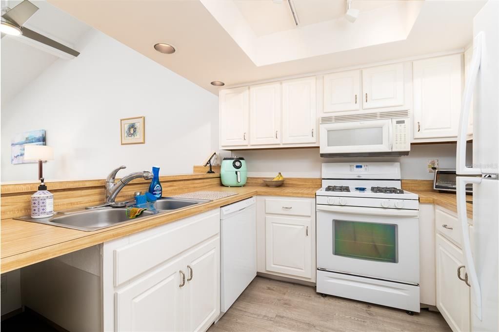 合同活跃: $189,900 (1 贝兹, 1 浴室, 1033 平方英尺)