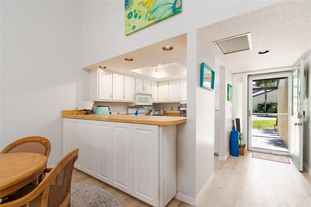 合同活跃: $189,900 (1 贝兹, 1 浴室, 1033 平方英尺)