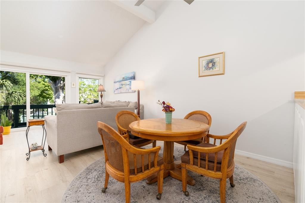 合同活跃: $189,900 (1 贝兹, 1 浴室, 1033 平方英尺)