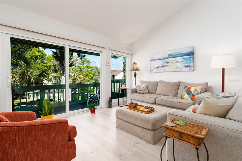 合同活跃: $189,900 (1 贝兹, 1 浴室, 1033 平方英尺)