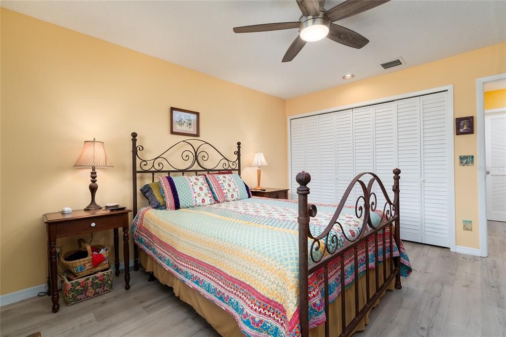 合同活跃: $189,900 (1 贝兹, 1 浴室, 1033 平方英尺)