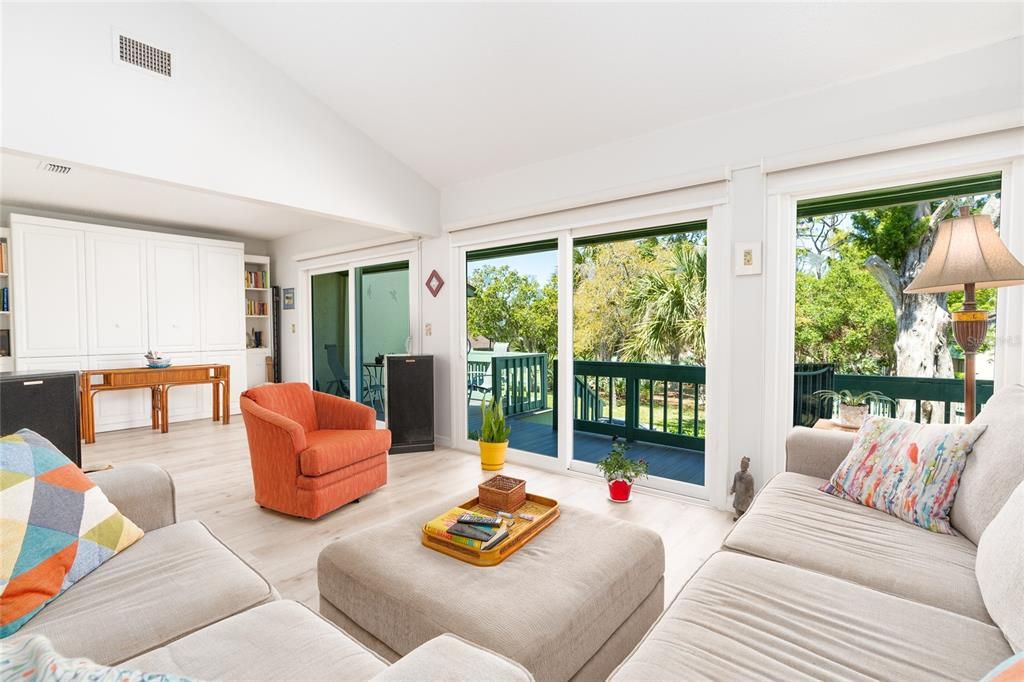 合同活跃: $189,900 (1 贝兹, 1 浴室, 1033 平方英尺)